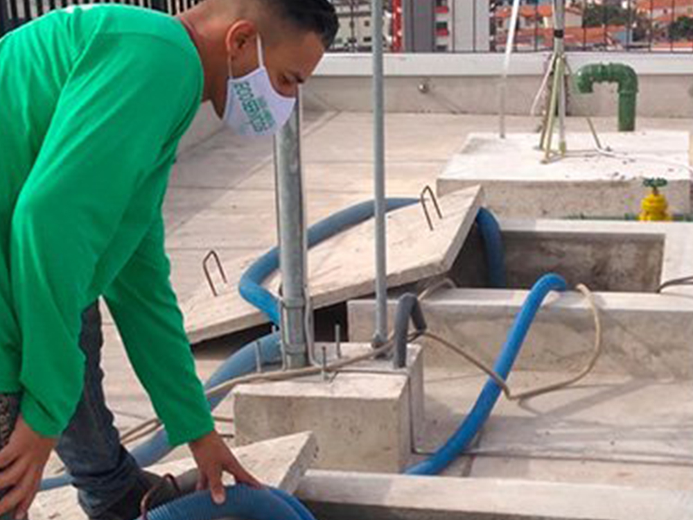 Limpeza de caixa de água na Vila Talarico