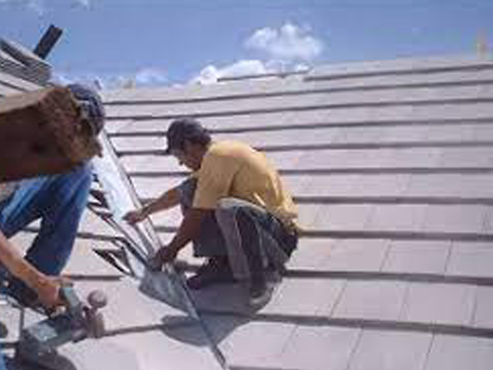 Conserto de telhado na Vila Marina